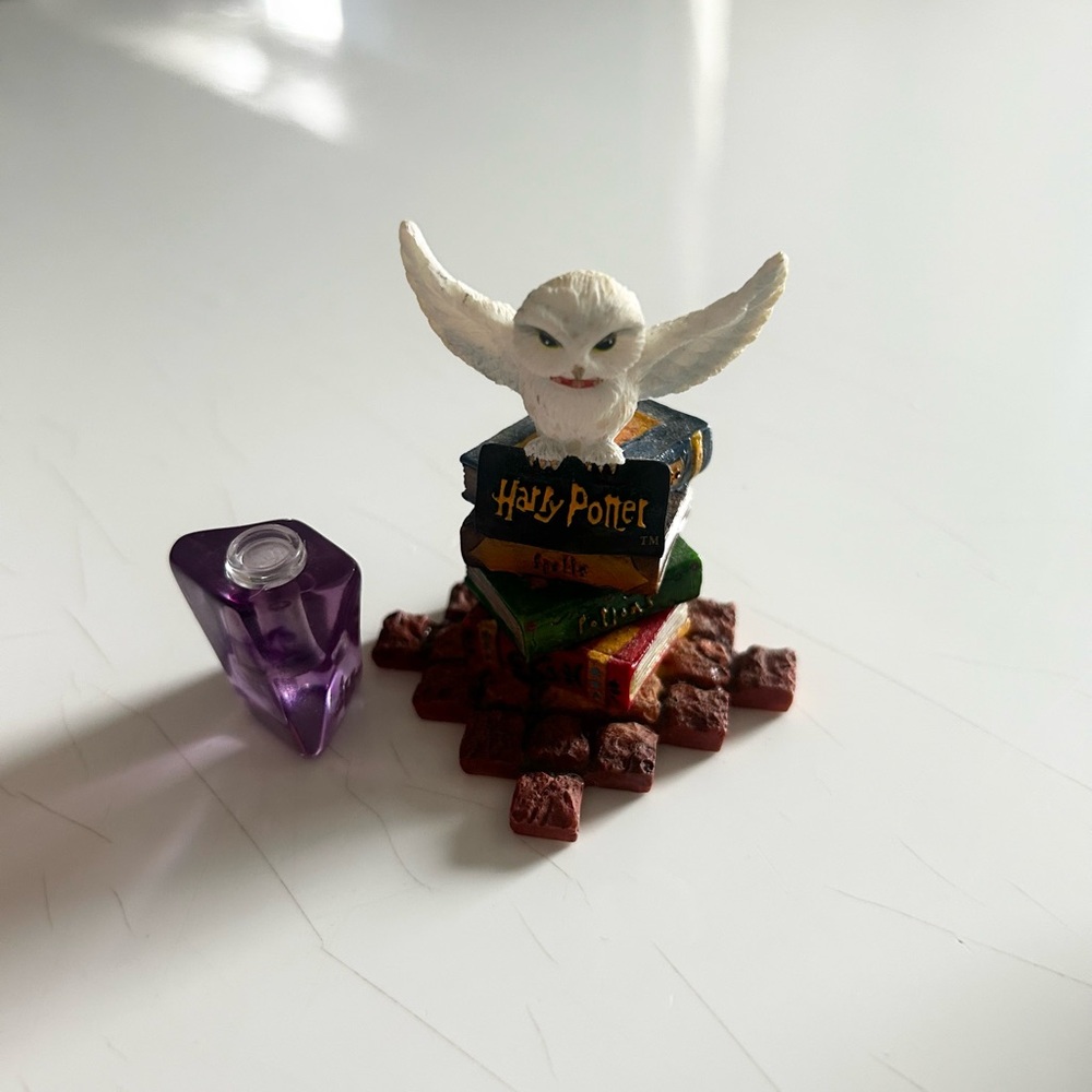 Vintage Harry Potter Hedwig Figurine with Story Scooe